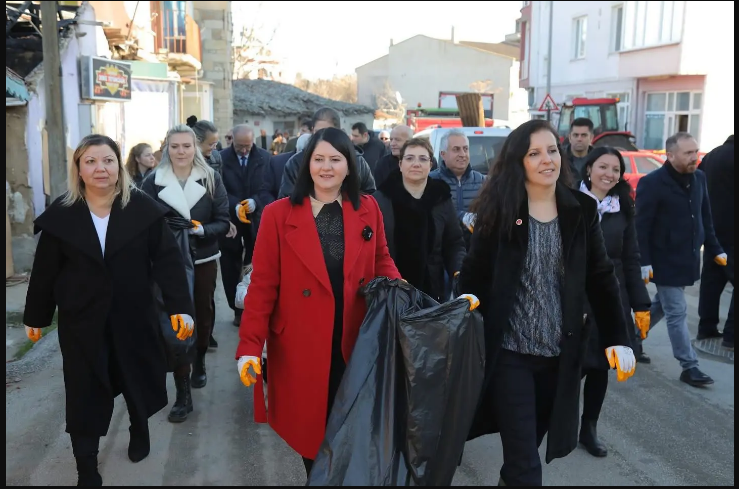 BAŞKAN GENCAN AKIN’DAN TEMİZLİK SEFERBERLİĞİ: YENİİMARET MAHALLESİ’NDE ÇÖP TOPLADI, VATANDAŞLARI DİNLEDİ