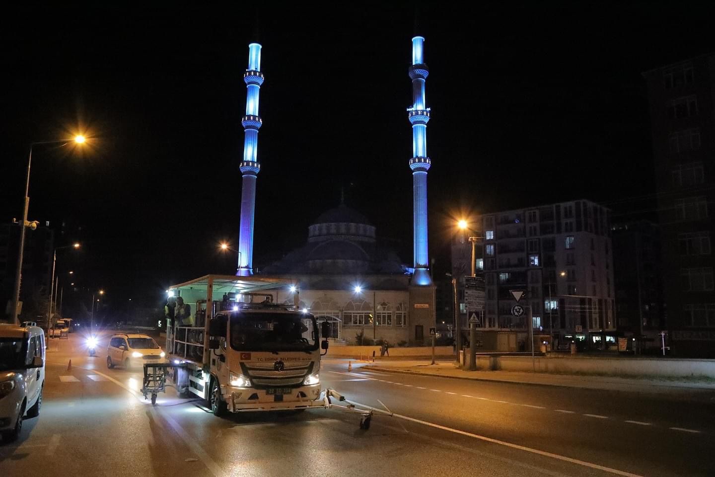 BAŞKAN GENCAN AKIN, GECE VARDİYASINDAKİ İŞÇİLERİ YALNIZ BIRAKMADI